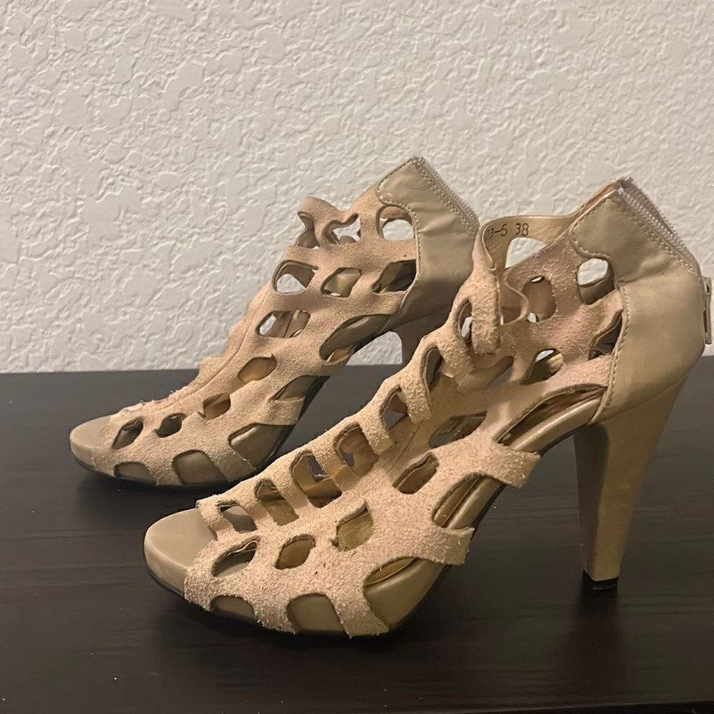 Bijour Heels Creme Colored Cut out Heels- Back Zipper NEW Size 38 Women’s Heel